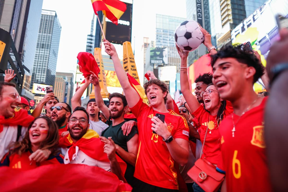 Una enorme cantidad de personas se lanzaron a las calles para celebrar la victoria de España en el Mundial de Fútbol