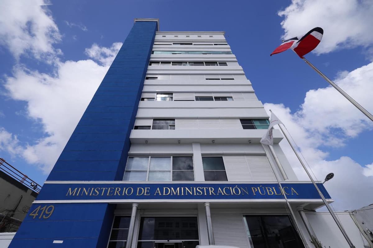 Gobierno dispone reducción de jornada laboral este viernes en instituciones públicas