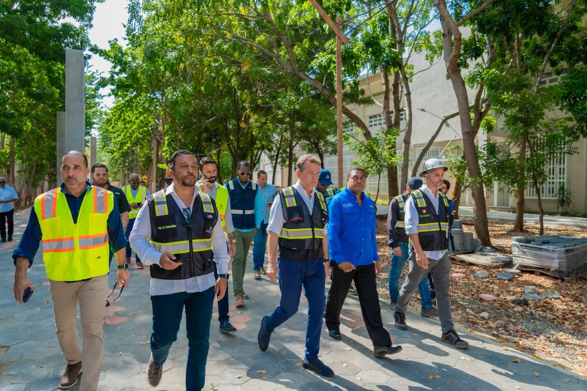 Instalaciones en el Centro Olímpico están a más de un 95% de ejecución; ministro Ito Bisonó supervisa etapa final