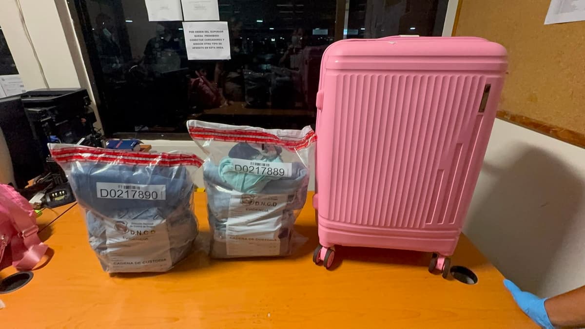 Dos colombianas detenidas en el AILA con 13 prendas de vestir impregnadas con cocaína