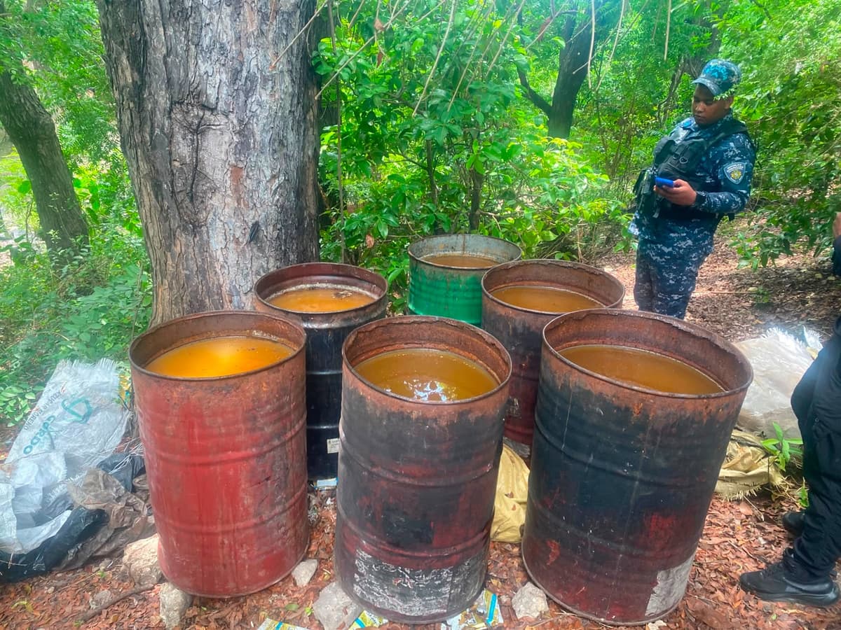 Interior y Policía y el CECCOM desmantelan fábrica clandestina en Azua, con más de 25 mil litros de alcohol adulterado