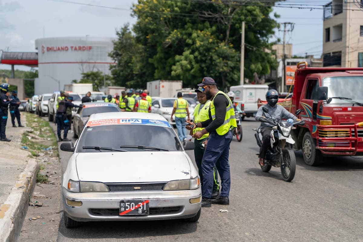 INTRANT interviene 17 rutas en Santiago por aumentos no autorizados en precio del pasaje y fiscaliza 85 vehículos irregulares