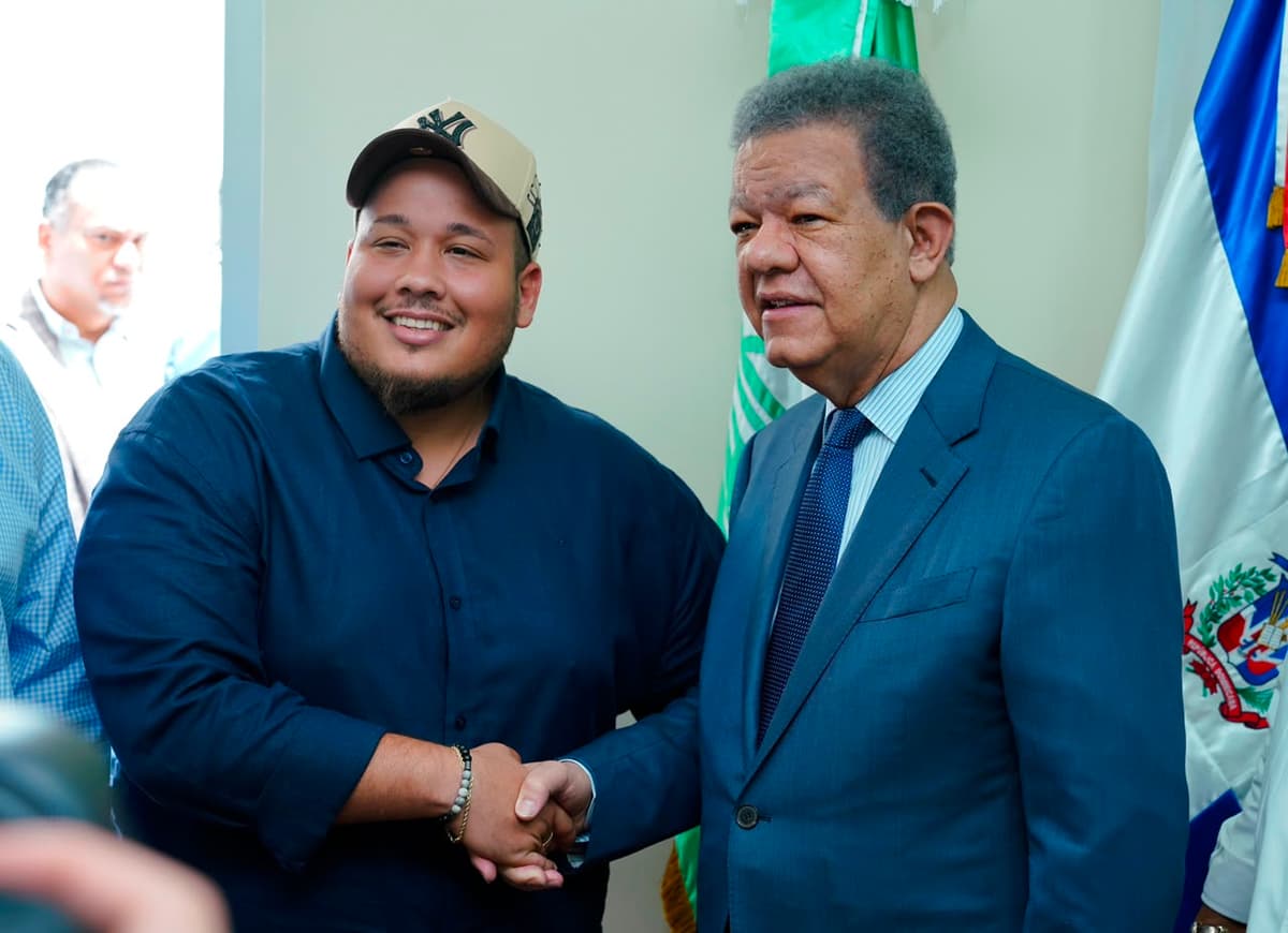 Leonel Fernández juramenta a regidor del PLD en el municipio de Cabrera, Guillermo González