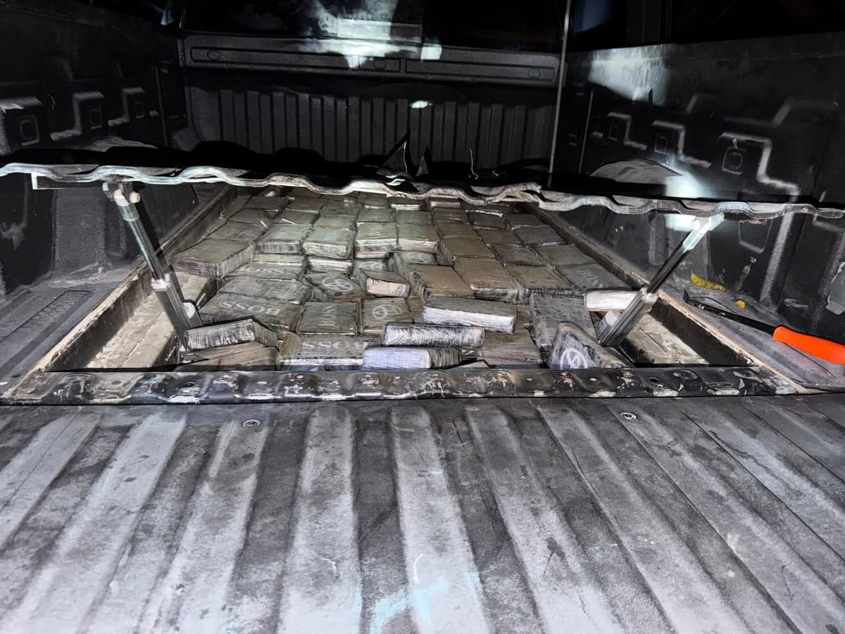 Autoridades incautan 237 paquetes de cocaína en operación en la provincia Santo Domingo, con tres personas detenidas