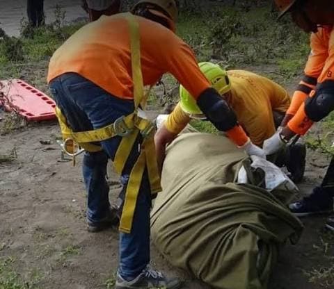 Hallan cuerpo de joven que se lanzó al canal de riego en Santiago