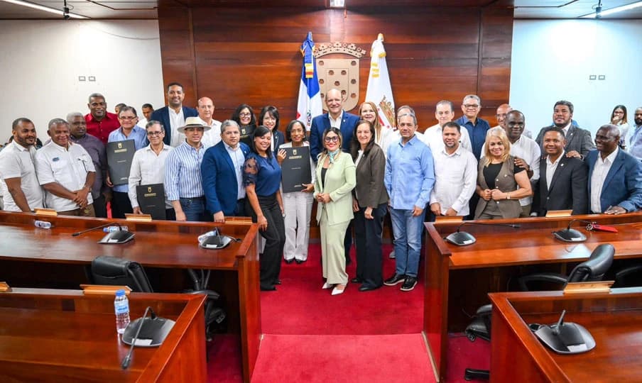 Ayuntamiento de Santiago reconoce a médicos graduados de la UASD en 1982 por sus 44 años de trayectoria