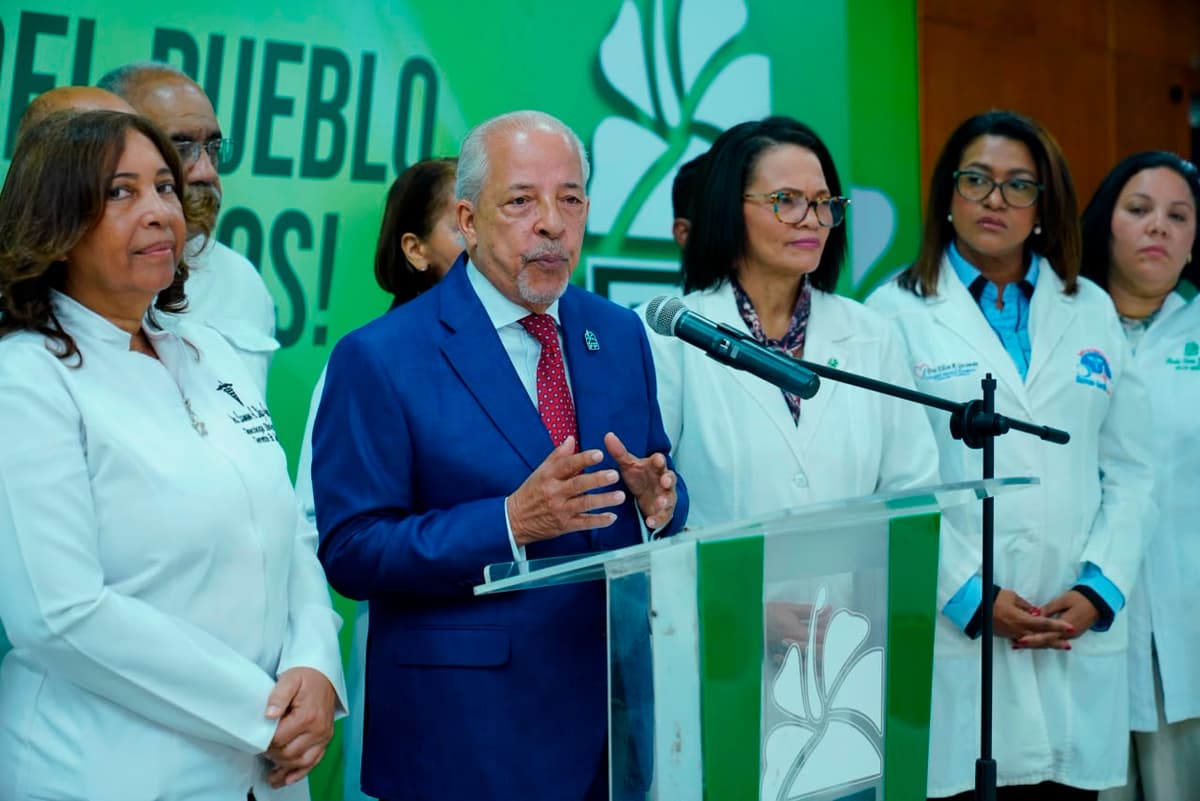Fuerza del Pueblo asegura servicios de salud están al borde del colapso; pacientes esperan más de 30 días por camas de UCI