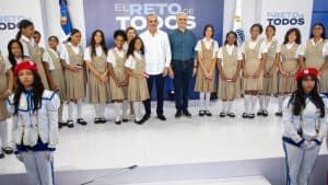 Abinader inaugura techado y asiste ordenación obispo en LV