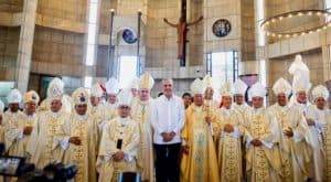 Abinader inaugura techado y asiste ordenación obispo en LV