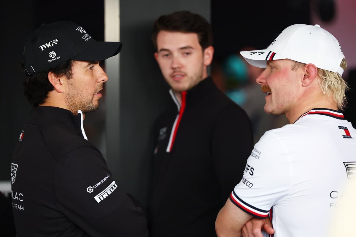 Pérez y Bottas admiten tener "un poco de miedo" ante el Aston Martin 'AMR26 B'