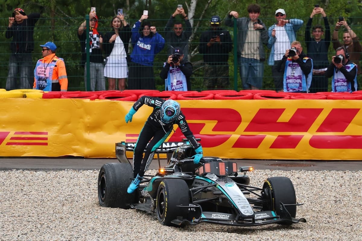 Vídeo: KO de Russell tras tocarse con Hamilton; golpe al mundial