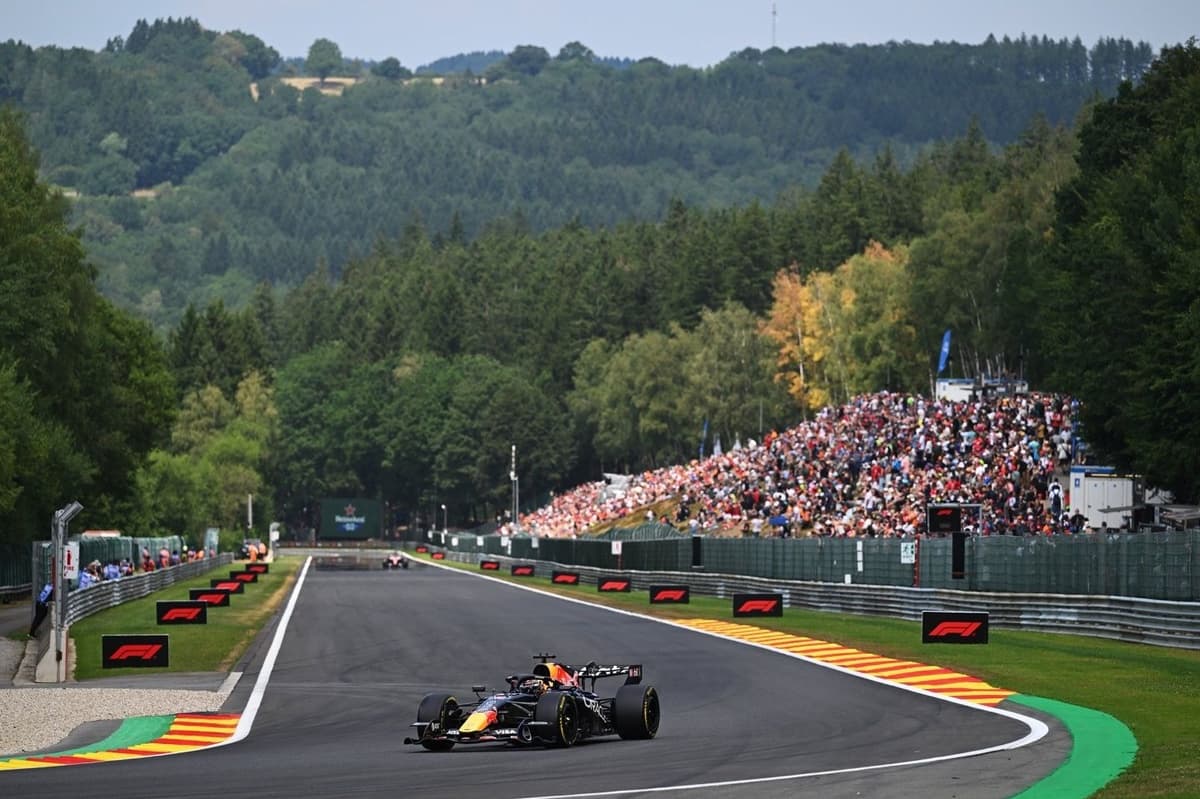 Verstappen lidera la FP1 de Spa, Ferrari aprieta y Mercedes no aparece; Aston a casi 6s