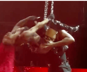 Cantante Ne-Yo causa revuelo por simular sexo oral a bailarina durante concierto