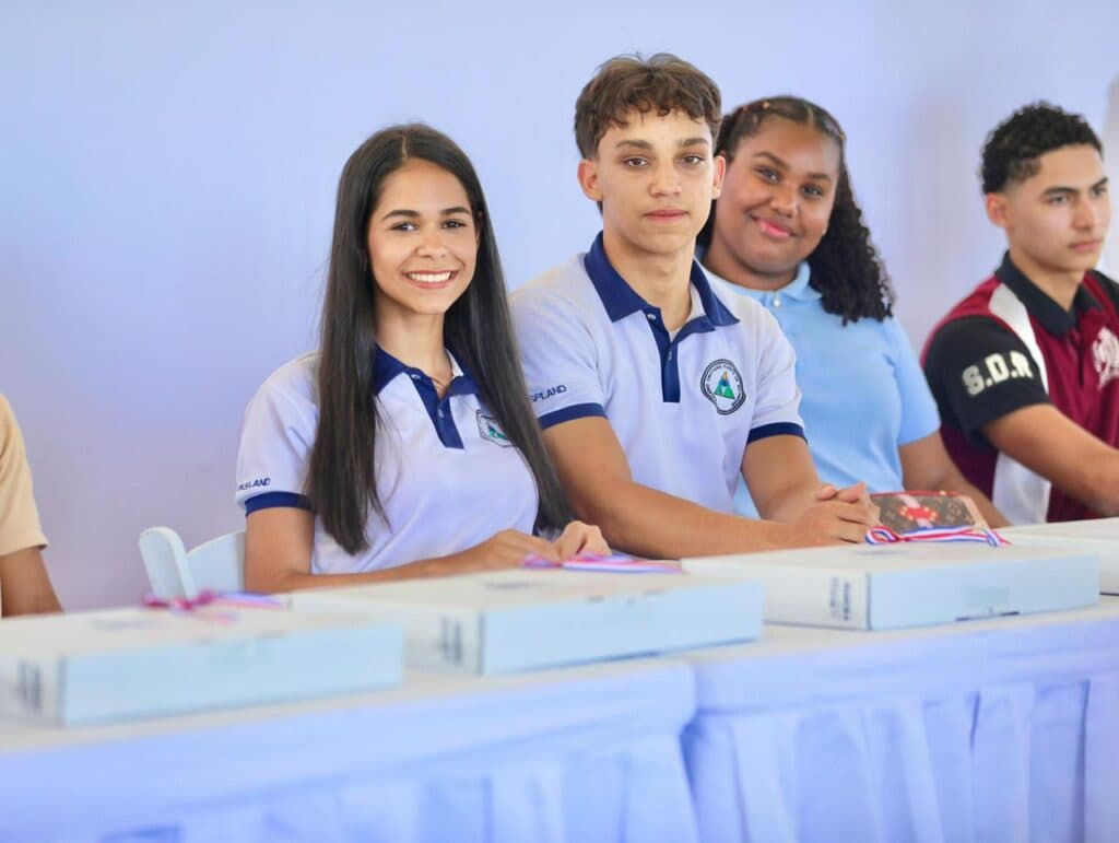 Abinader exhorta a estudiantes a prepararse en inglés, tecnología y valores para alcanzar el éxito