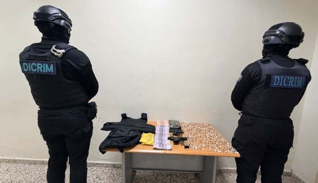 Policía ocupa armas, chaleco y más de 350 porciones de droga en La Vega