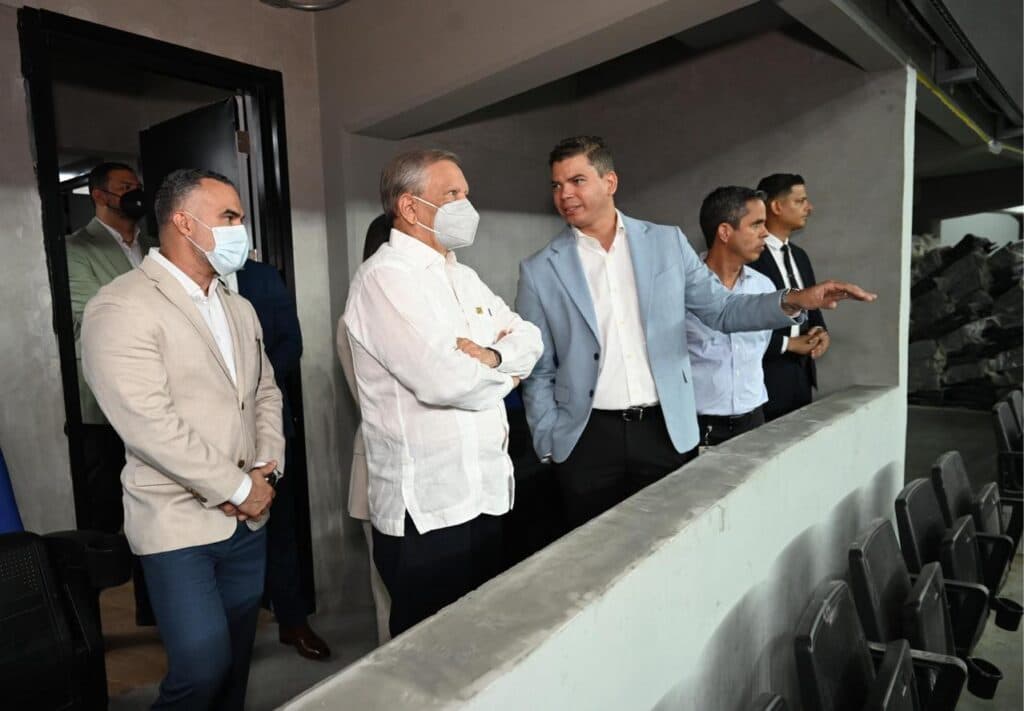 Leonardo Aguilera supervisa avances de remodelación de la Arena Banreservas Virgilio Travieso Soto