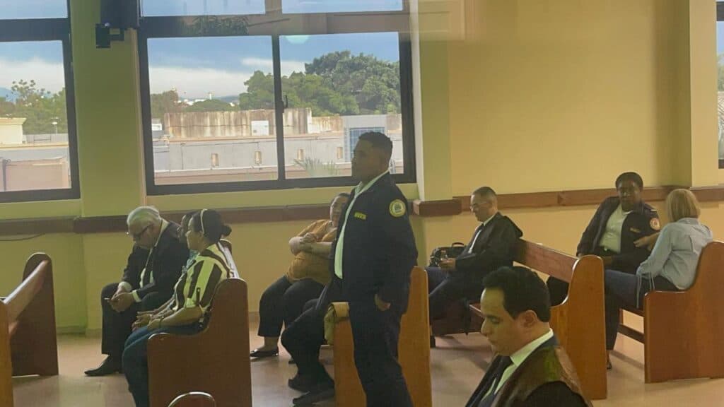 Jueza envía a prisión por 18 meses a Héctor Lora Cruceta y su esposa por presunto saqueo millonario de fondos destinados a pacientes con cáncer