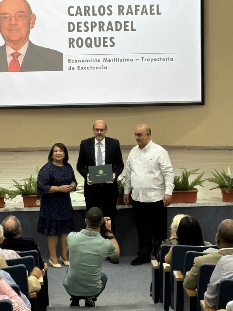 32 profesionales de la economía fueron reconocidos por la UCSD y CODECO