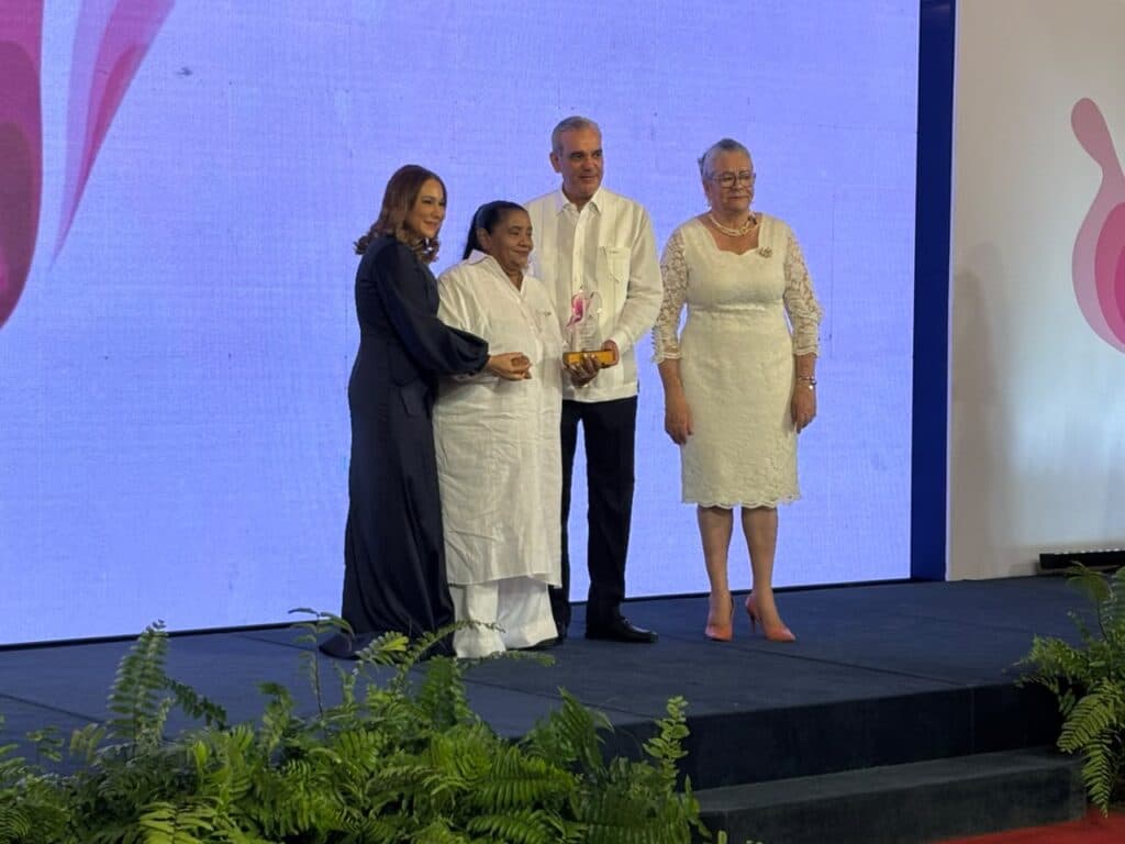 35 emprendedoras de Supérate reciben reconocimiento por sacar adelante sus negocios