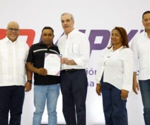 Abinader entrega RD$85 millones a 400 microempresarios