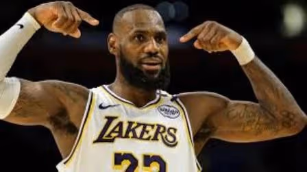 LeBron James dice que no está listo para revelar una decisión sobre su futuro, no da pistas