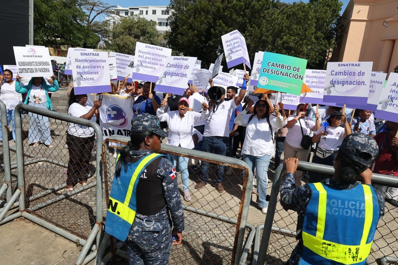 Enfermeras protestan frente al Palacio Nacional: exigen acuerdos y mejoras laborales
