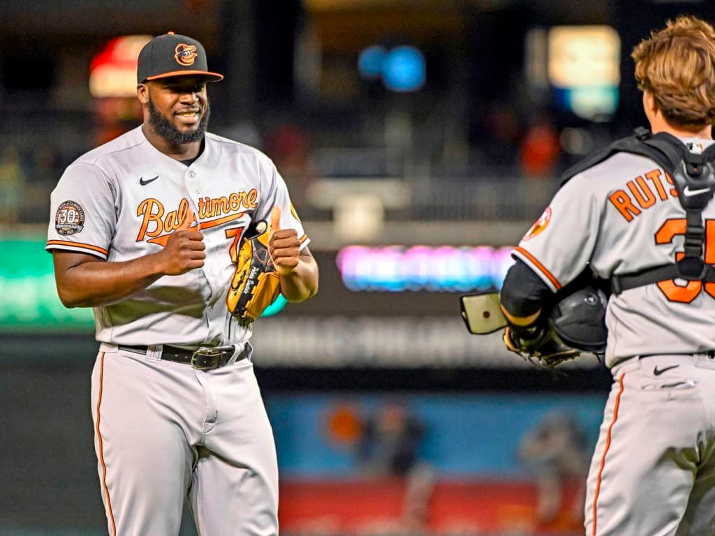 Félix Bautista empieza a rehabilitarse de la lesión; realiza hoy su primer bullpen