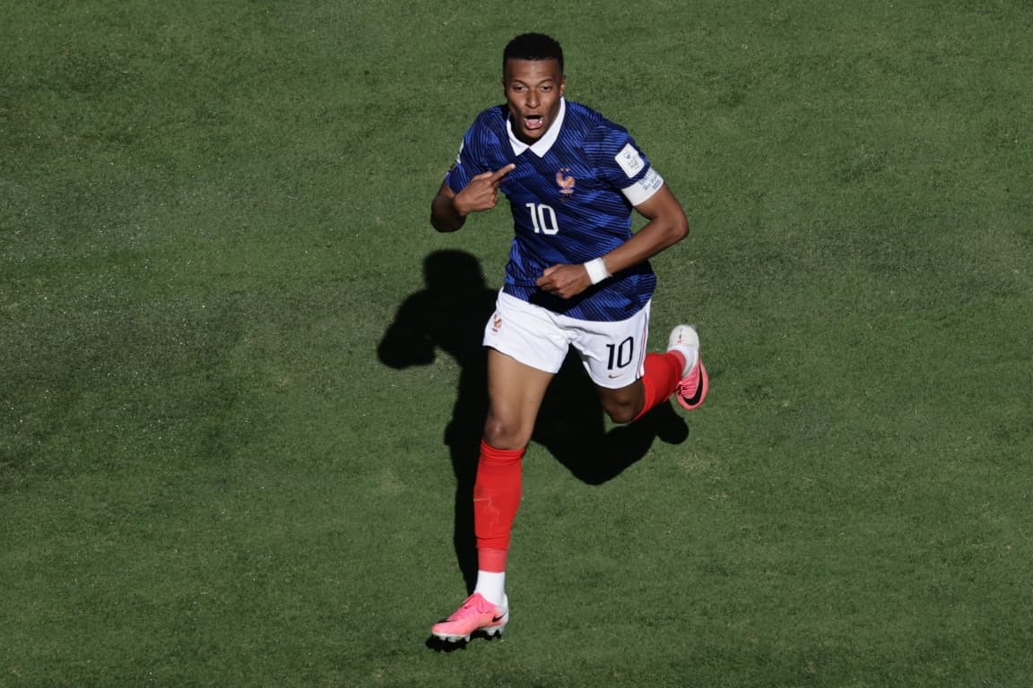 El delantero francés Kylian Mbappé marca el 13º y 14º gol en la Copa del Mundo