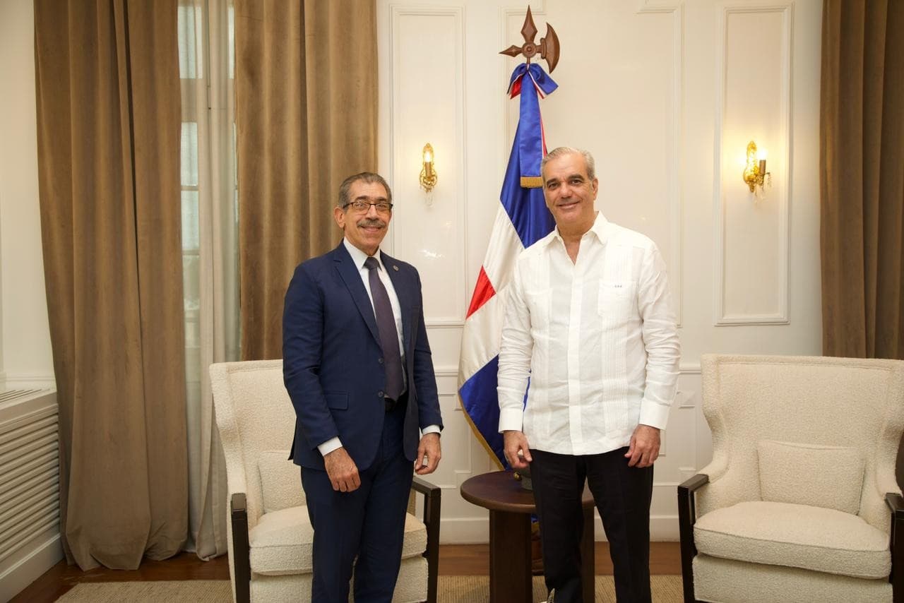 Presidente Abinader recibe en Palacio al nuevo rector de la UASD, Jorge Asjana