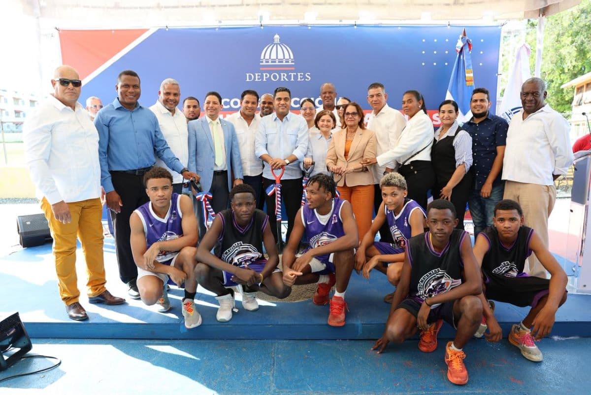 Ministro Cruz inicia construcción del techado multiuso de Matanzas, Peravia
