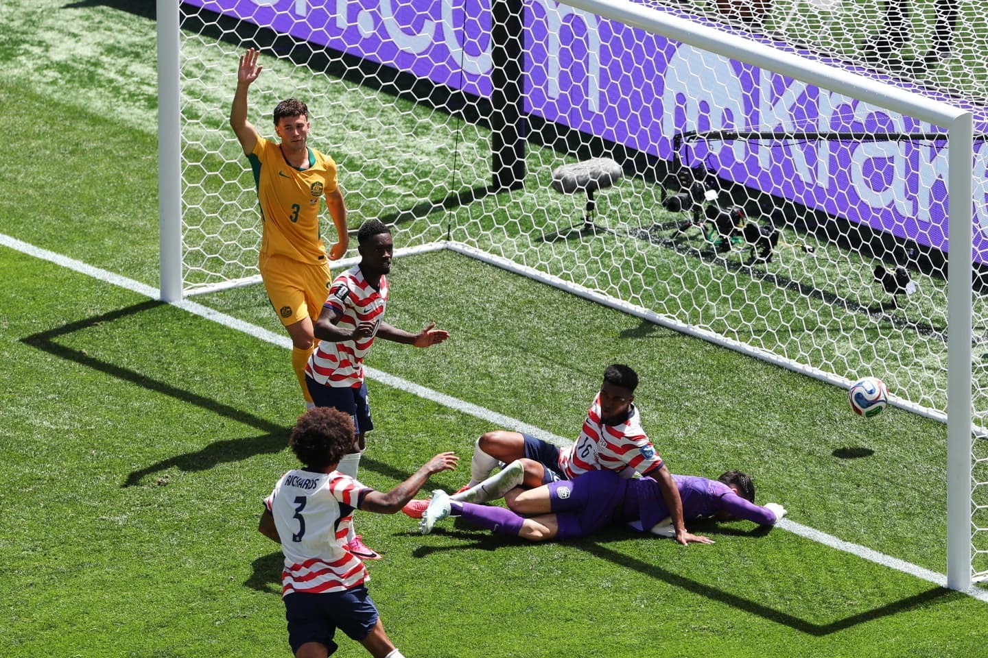 Estados Unidos vence a Australia 2-0 y avanza a ronda eliminatoria del Mundial