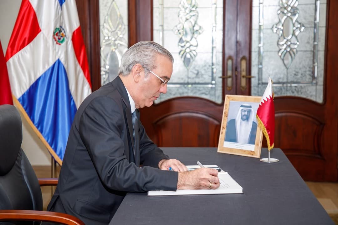 Presidente Abinader firma libro de condolencias por el fallecimiento del Emir Padre de Qatar, Sheikh Hamad Bin Khalifa Al Thani