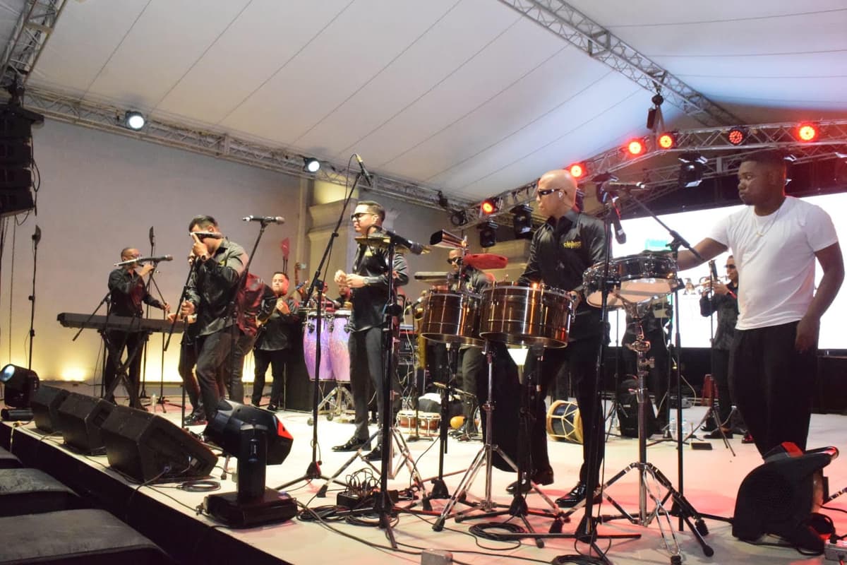Chiquito Team Band logra buena aceptación en concierto en Santiago