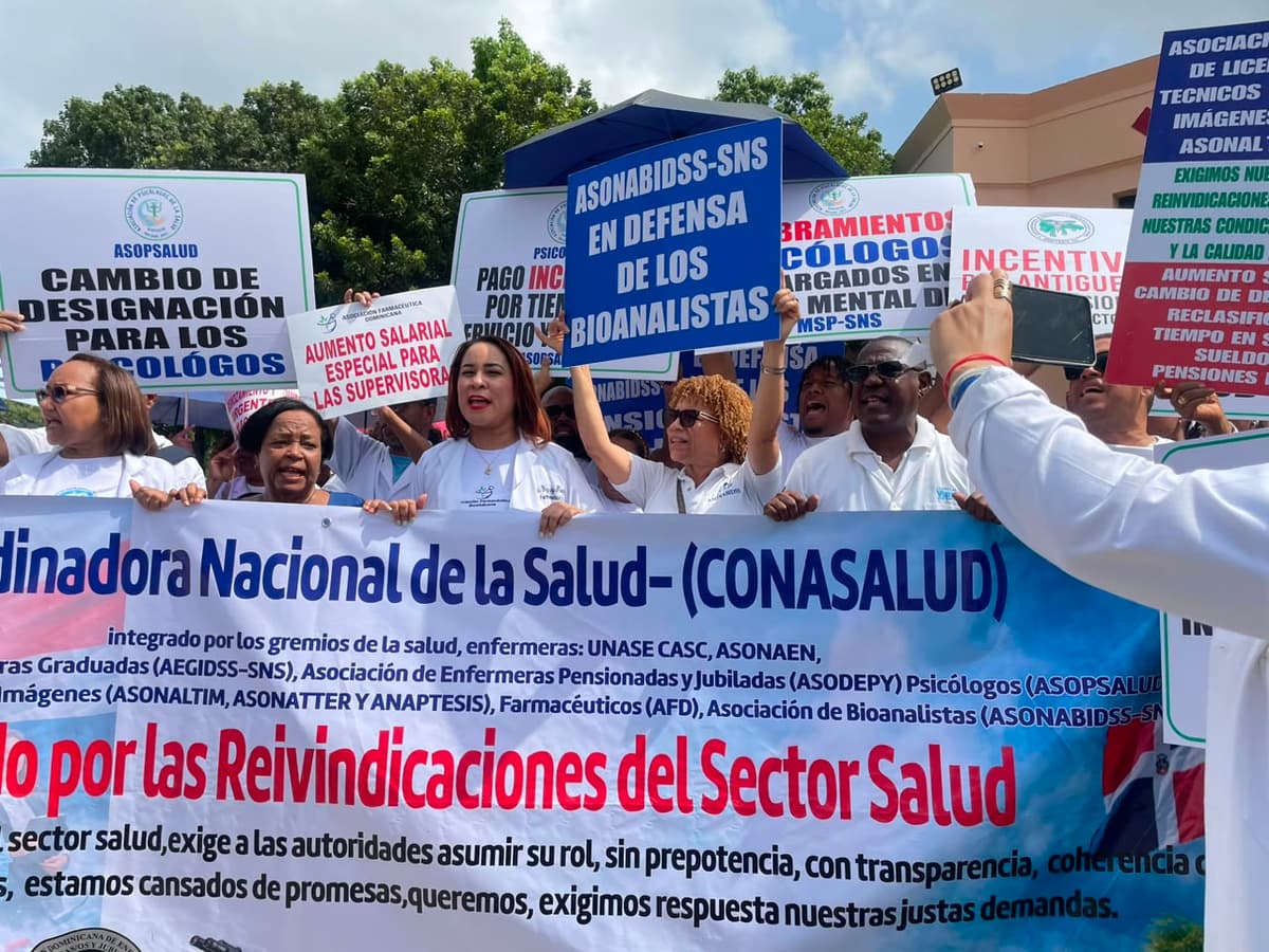 Farmacéuticos y personal de salud marchan al Palacio Nacional por aumento salarial y pensiones dignas