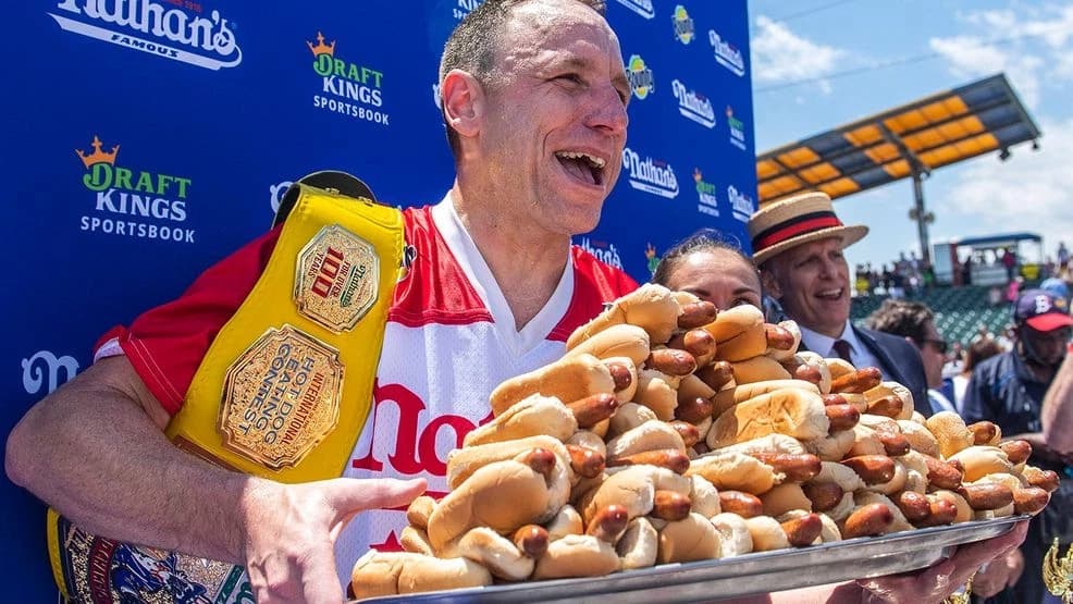 Hombre devora 66 'hot dogs' en 10 minutos en tradicional concurso de Nueva York