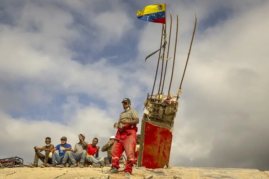 Delcy Rodríguez condecora a 6.000 rescatistas de Venezuela tras el doble terremoto