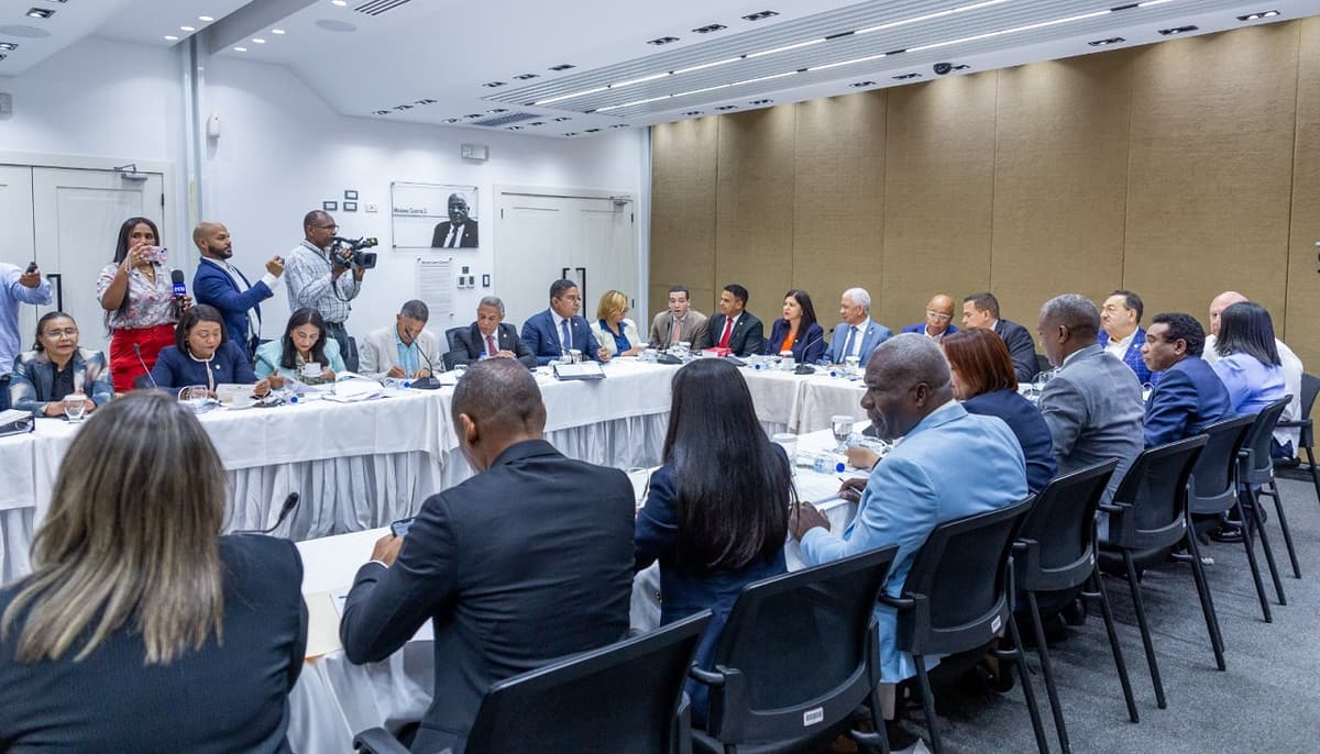 Comisión Bicameral suspende jornada de trabajo y continuará este viernes