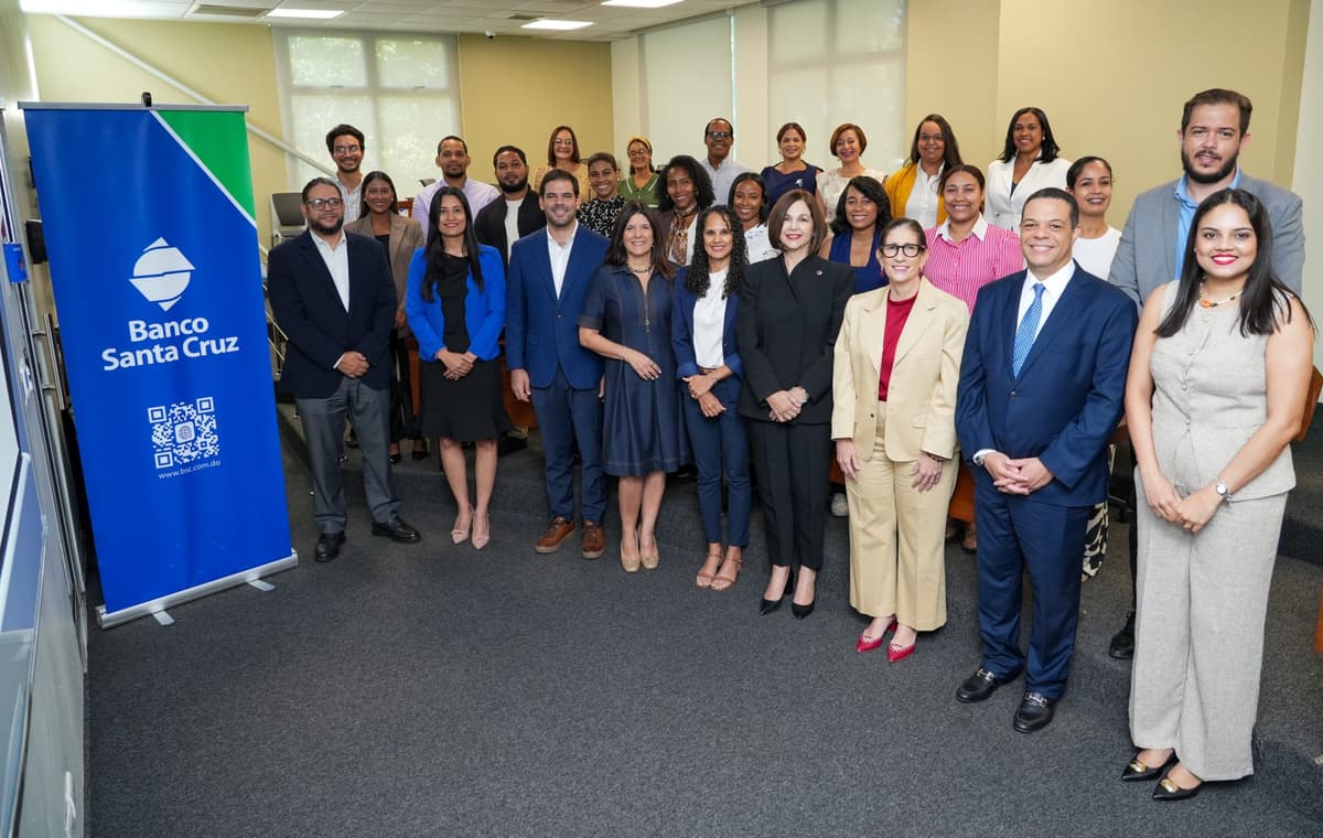 Banco Santa Cruz gradúa primera promoción del curso “Inteligencia Artificial para Periodistas”