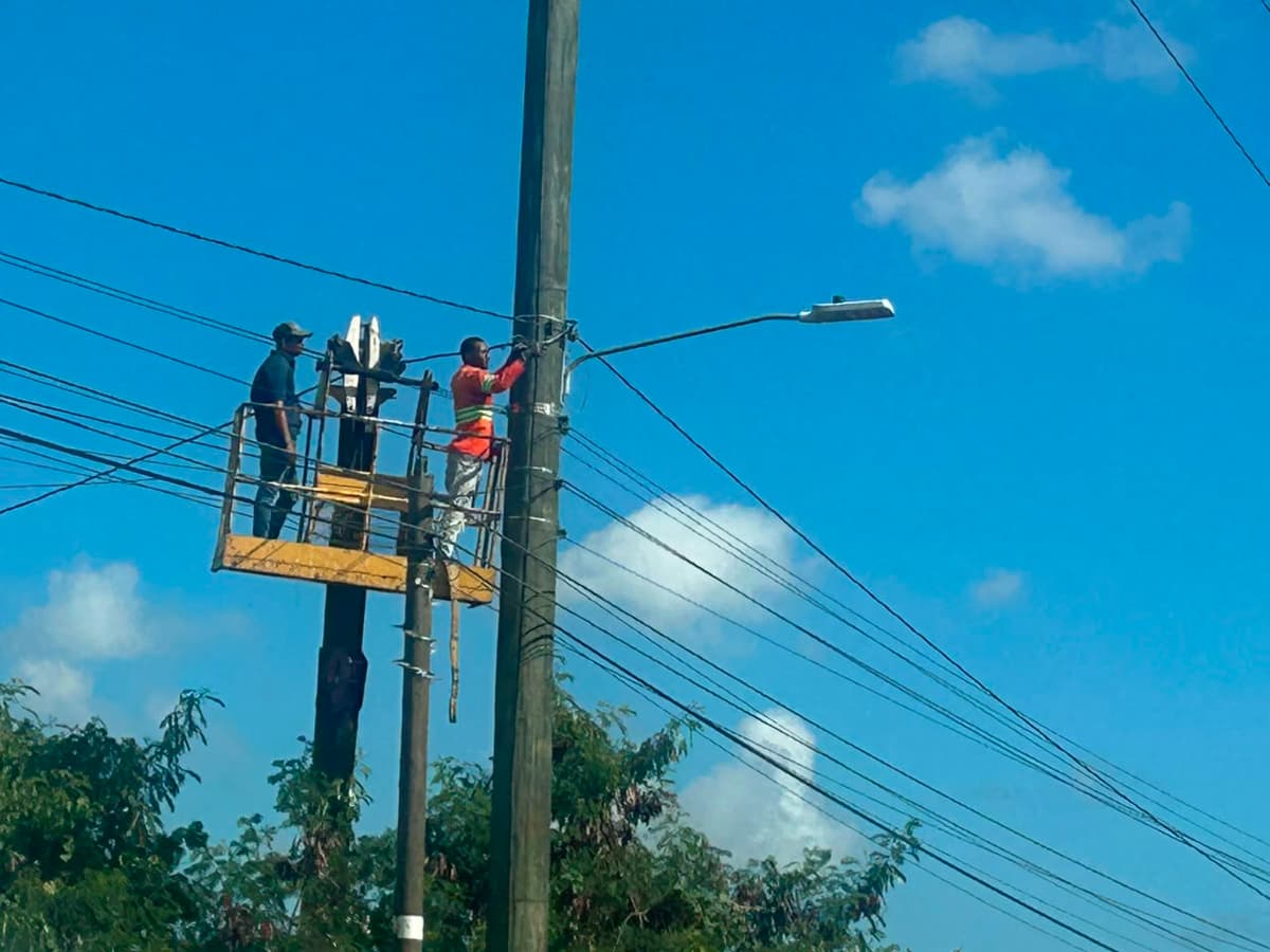 Detienen a dos hombres que realizaban conexiones ilegales encima de un camión en Los Alcarrizos
