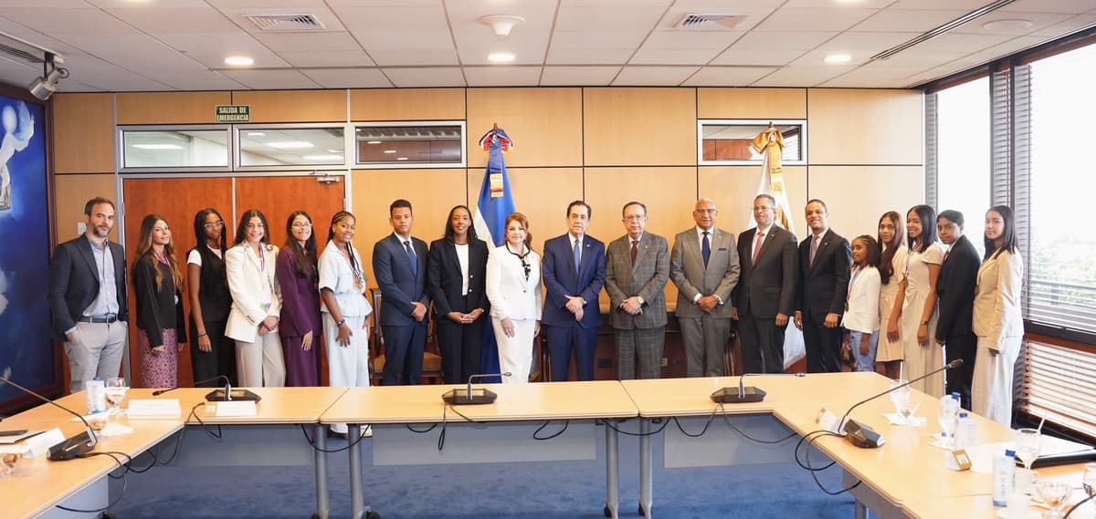 Valdez Albizu recibe al embajador Tony Raful y estudiantes meritorios de origen dominicano en España