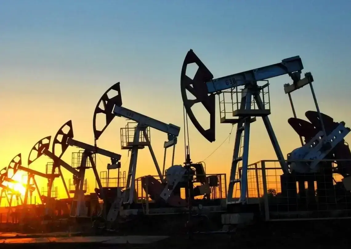 El petróleo de Texas baja un 2.4% tras rebajar la AIE su previsión de demanda de crudo