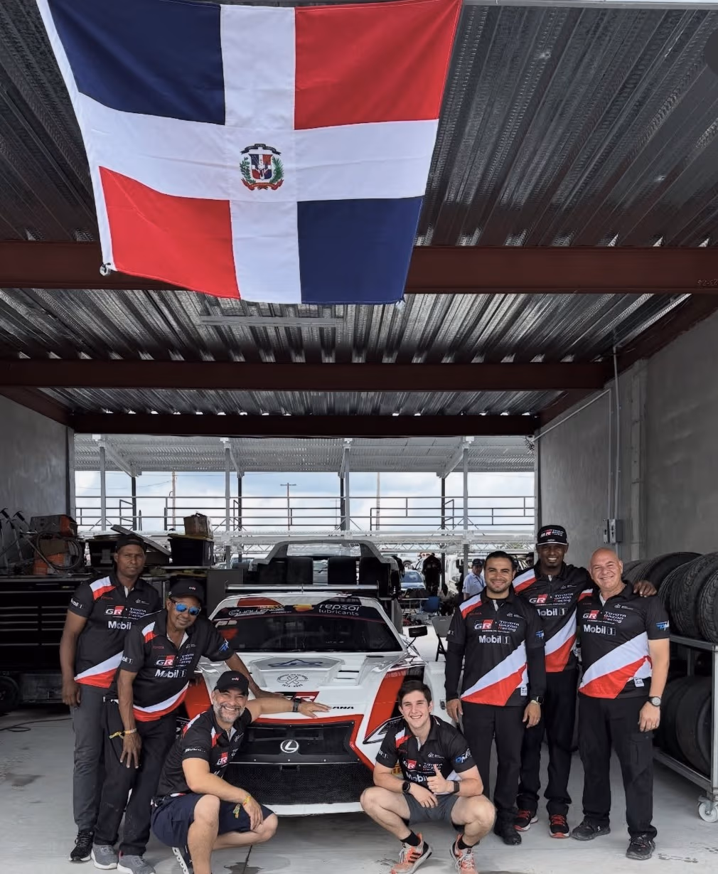 Equipo Delta Motorsport junto al Lexus RC-F Super V8 número 43 en Guyana