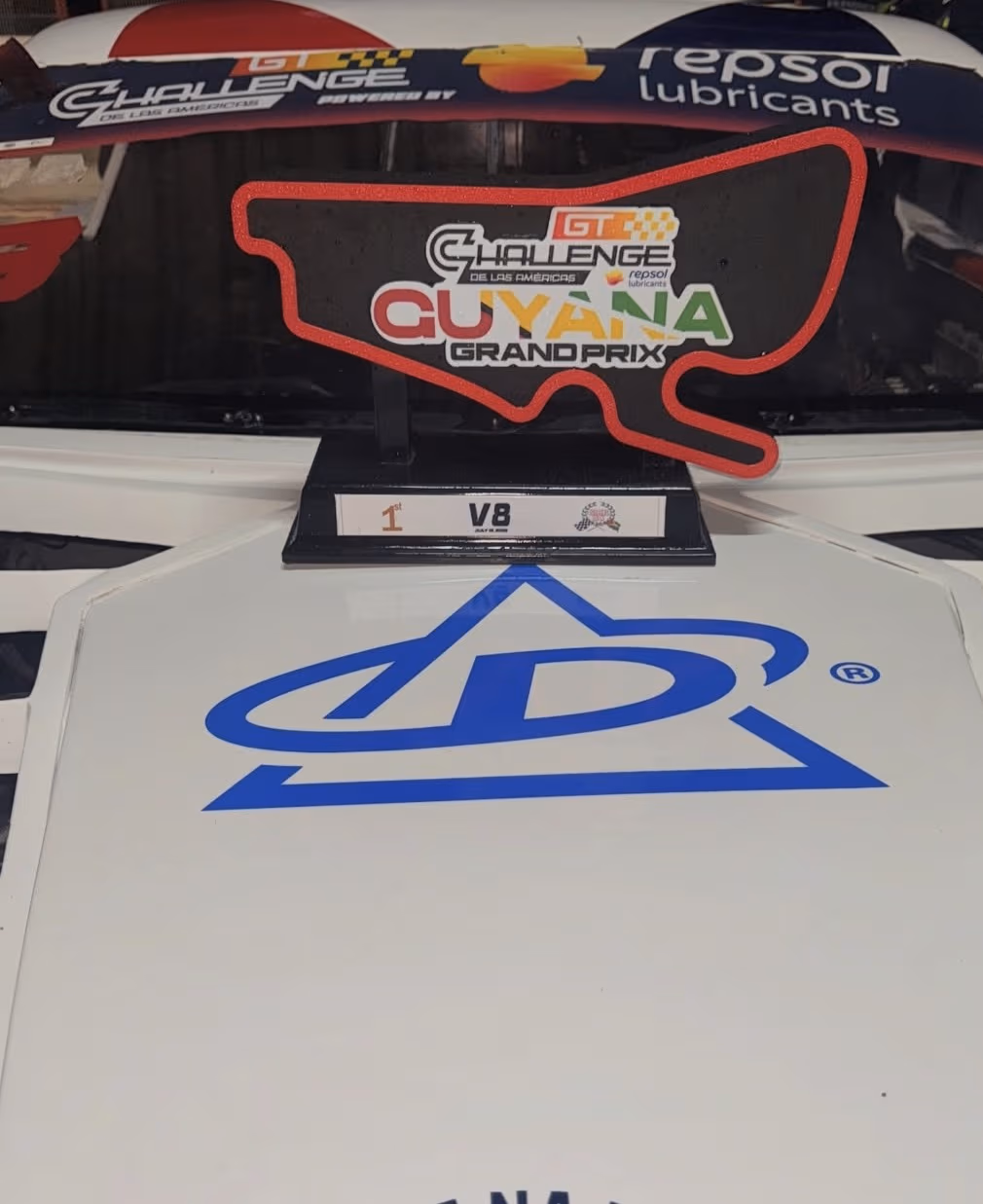 Trofeo de primer lugar de la categoría V8 en el Guyana Grand Prix 2026