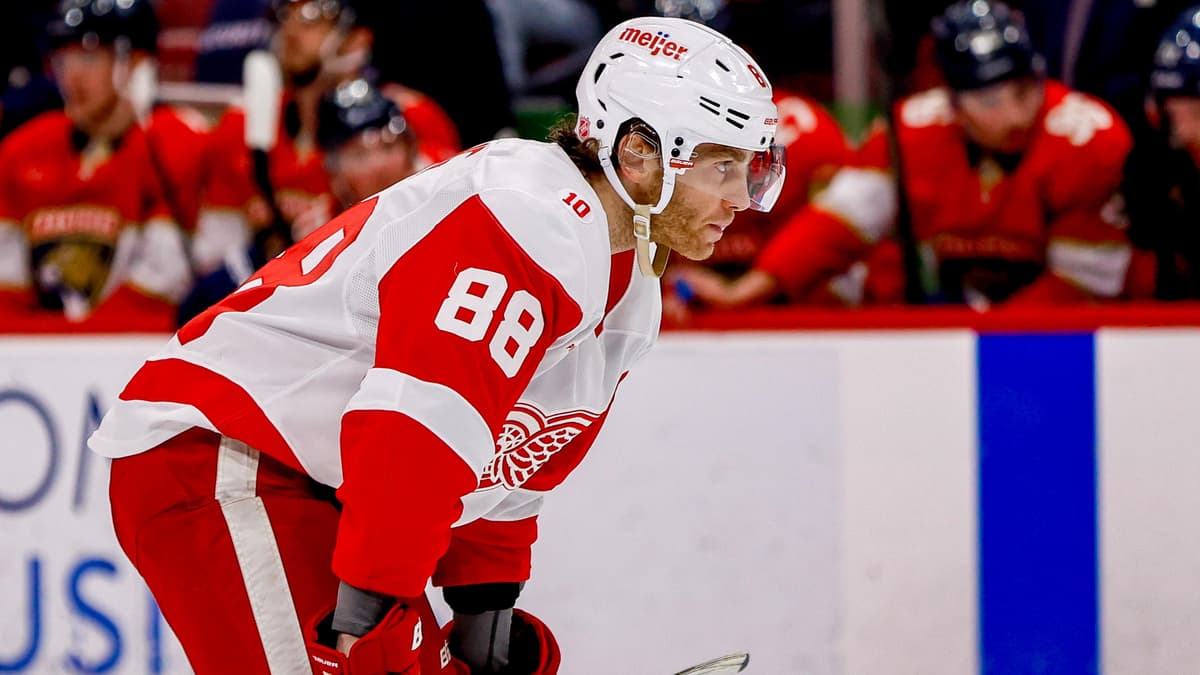 Patrick Kane lanza el primer lanzamiento de los Cubs en video viral tras regresar a Blackhawks.