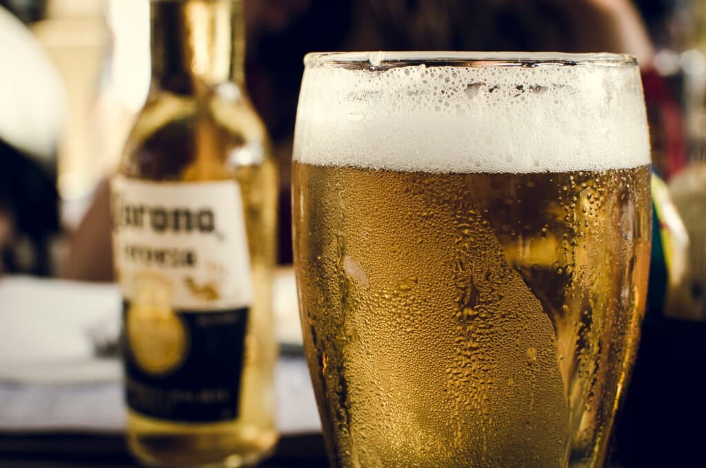 Llevamos toda la vida bebiendo cerveza en la playa para refrescarnos. La ciencia avisa del gran peligro para nuestro cuerpo