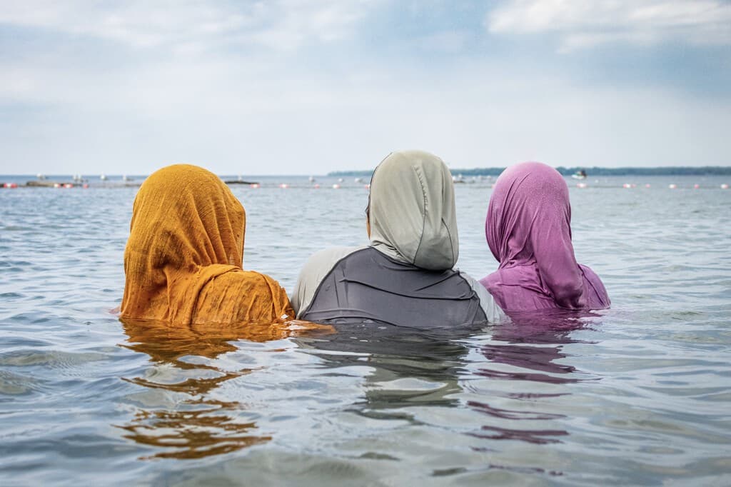 En Burgos puedes ir a la piscina con burkini, en León no: la confusión reglamentaria de España con los bañadores de cuerpo entero