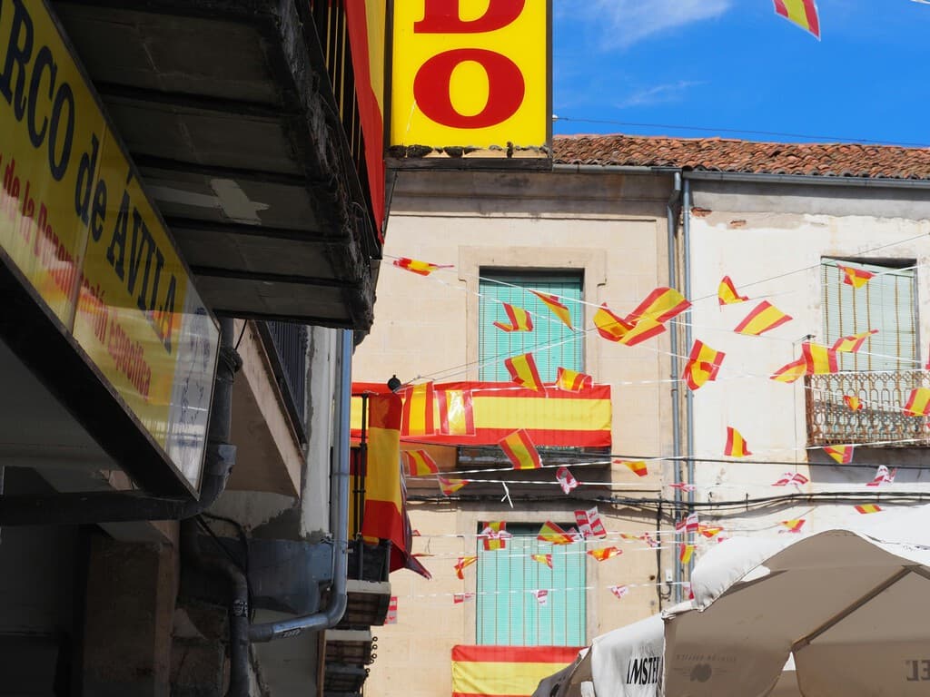 España se ha llenado de banderas en los balcones por el Mundial: esto dice la Ley de Propiedad Horizontal al respecto