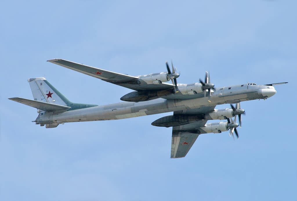 Ucrania ha partido en dos un bombardero ruso a 800 kilómetros de distancia. Y el problema es que Rusia ya no lo puede fabricar