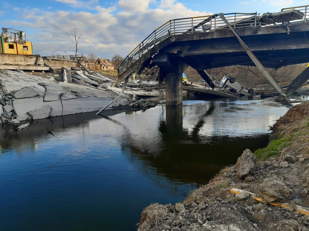 La guerra de drones en Ucrania acaba de resolver una vieja obsesión militar: cómo reventar un puente sin toneladas de bombas