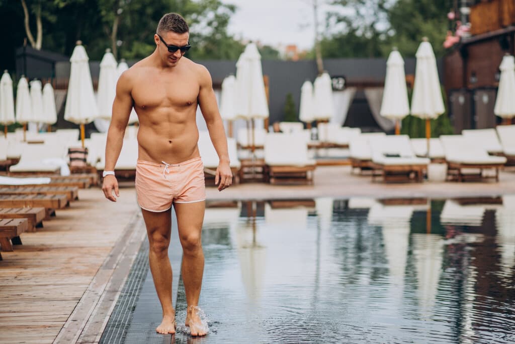 Resolviendo la duda que muchos hombres aún tienen cuando van a la playa: bañarse con calzoncillos o sin ellos